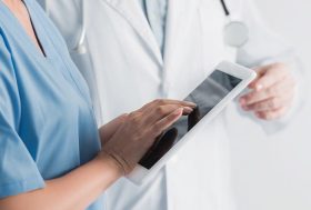 Dos médicos hablando