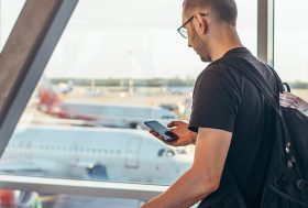Hombre en el túnel de embarque de un avión