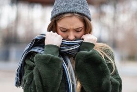 Mujer abrigada en la calle