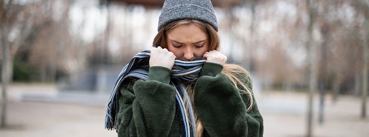 Mujer abrigada en la calle