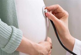 Mujer embarazada en la consulta médica