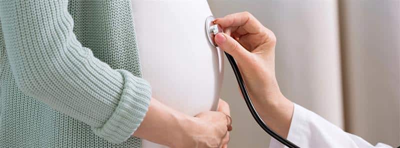 Colestasis del embarazo Mujer embarazada en la consulta médica