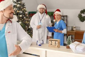 Médicos y enfermeras celebrando Navidad en un hospital