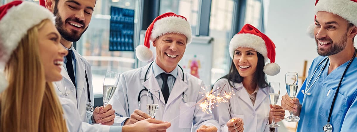 Personal sanitario en un hospital celebrando la navidad