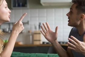 Una pareja discutiendo