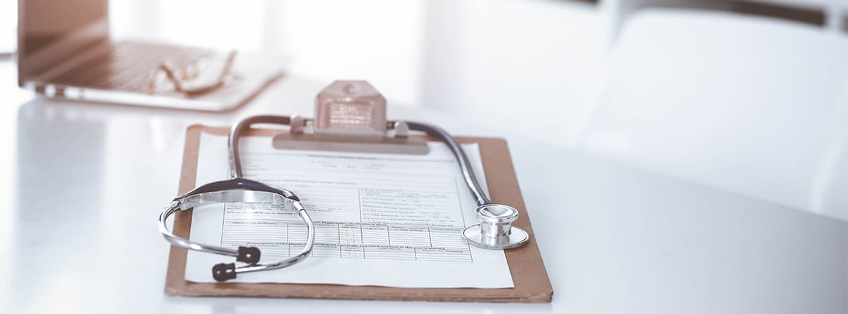 Revisiones médicas Estetoscopio en una mesa