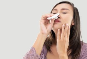 Mujer con sangrado en la nariz