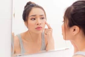 Mujer mirándose en un espejo