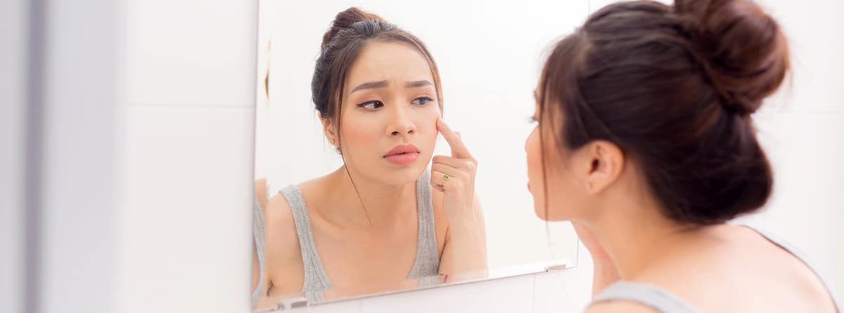 Mujer mirándose en un espejo