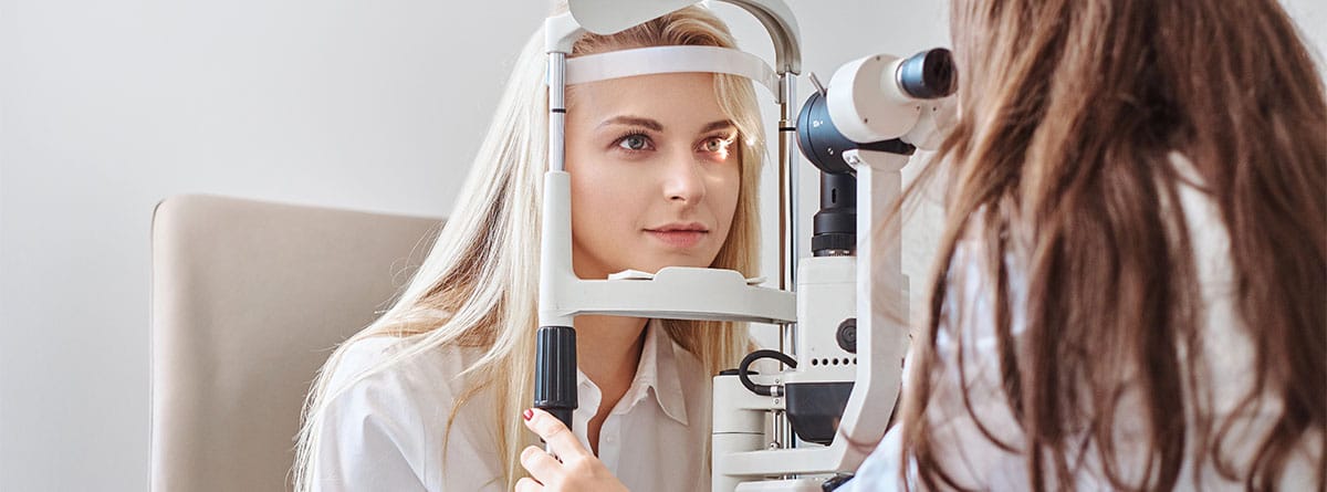 Neuritis óptica Mujer tomándose un examen visual